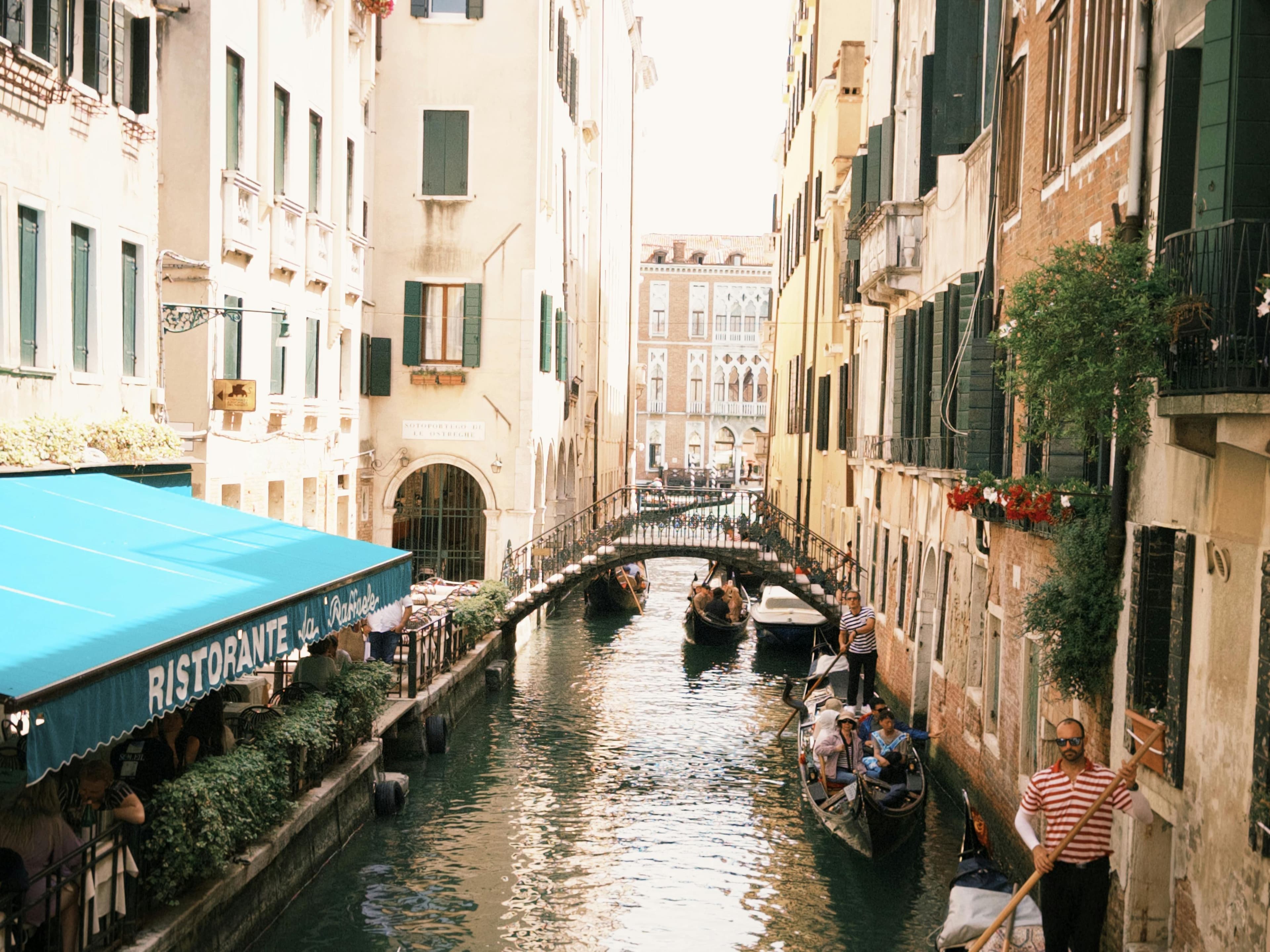 Europe at a Glance Tour (France, Switzerland, Italy, Austria & More) – 10 Days