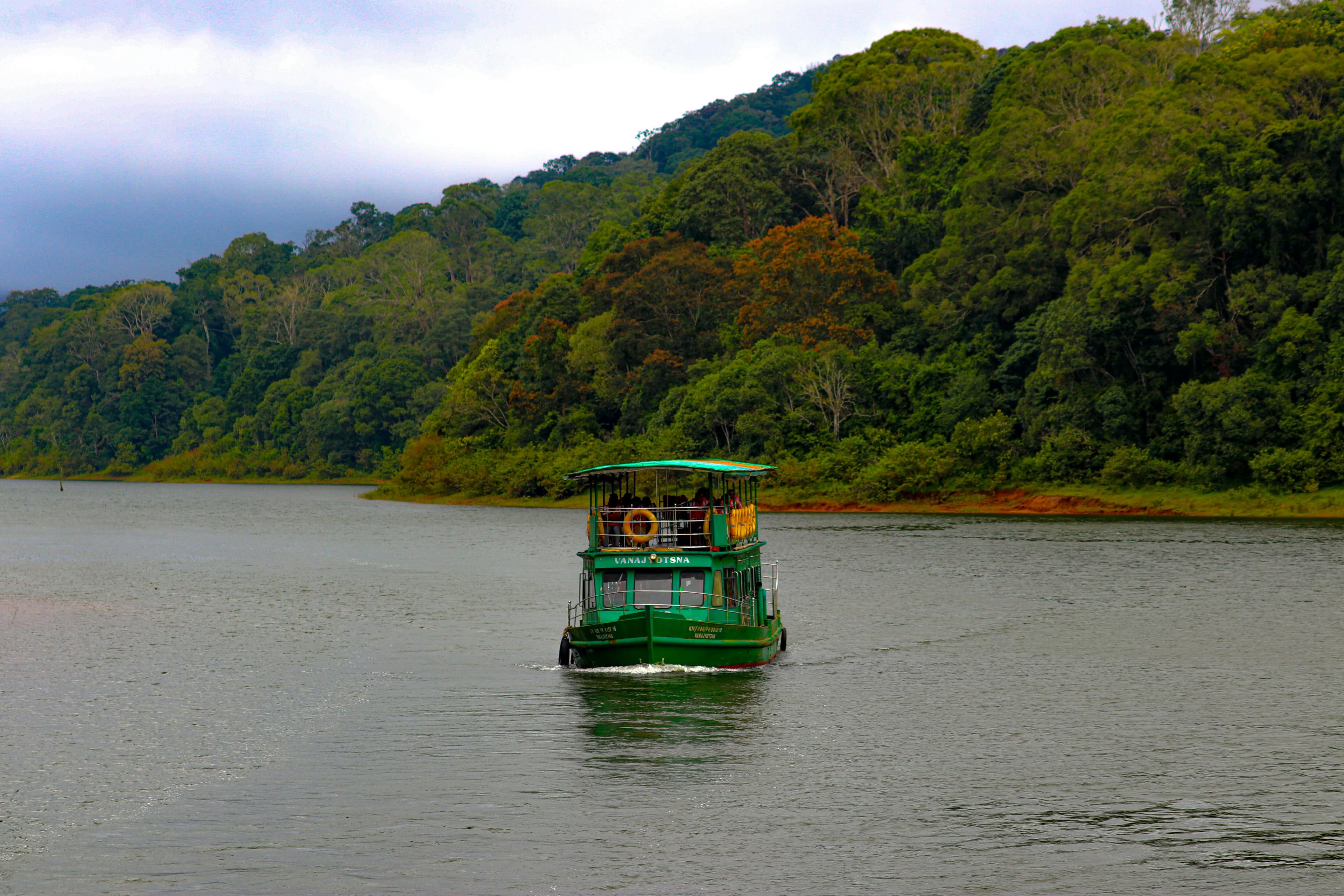 Kerala Honeymoon Tour – Munnar, Thekkady & Alleppey with Photoshoot